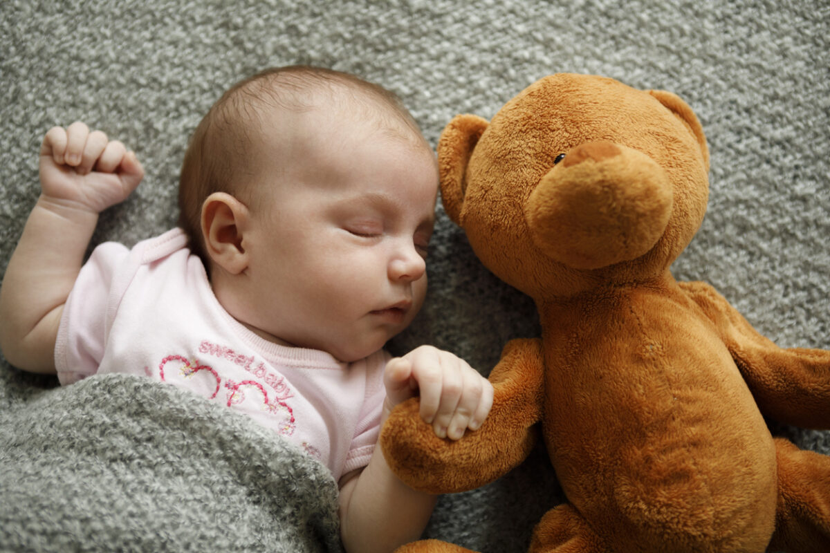 El Bebé Recién Nacido Lindo Duerme Con El Oso De Peluche Del